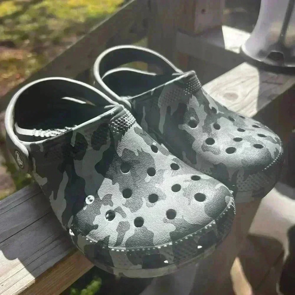 Kids size J 1 Shades of Gray Genuine Classic Camo Crocs EUC - Picture 4 of 4